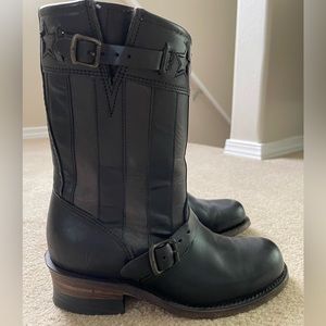 FRYE WOMEN'S ENGINEER AMERICANA SHORT